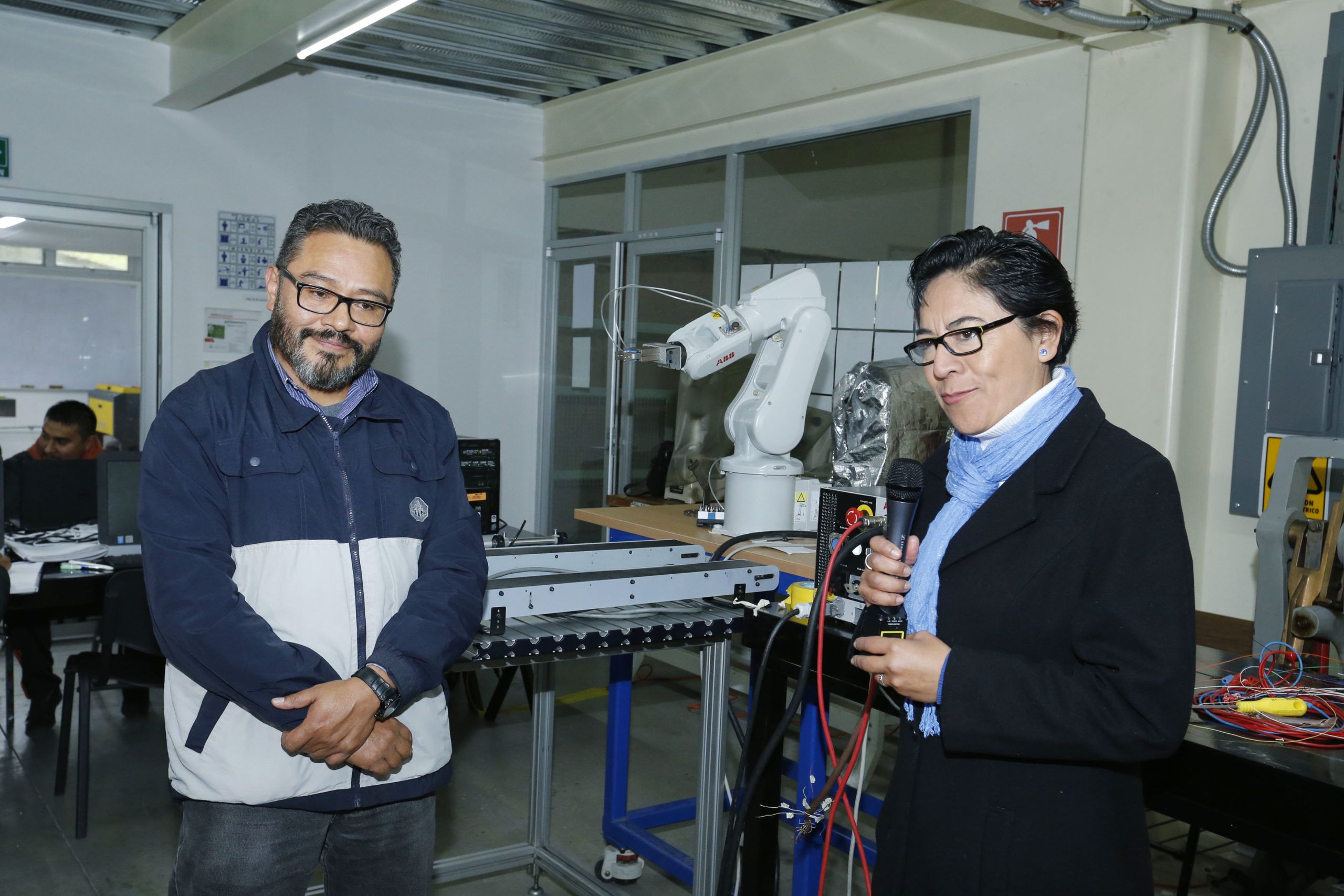 ABB donó un robot industrial a la UAEM