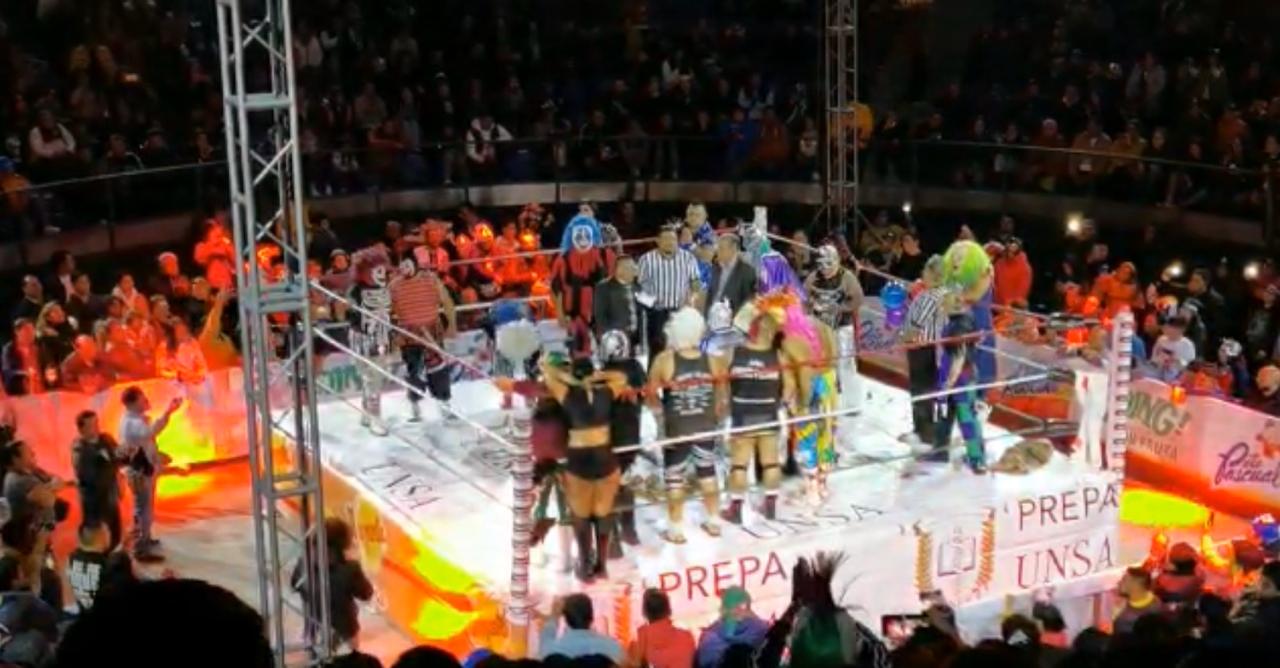 Caravana estelar de lucha triple AAA rindió homenaje a “La Parka” en Domvz Zina