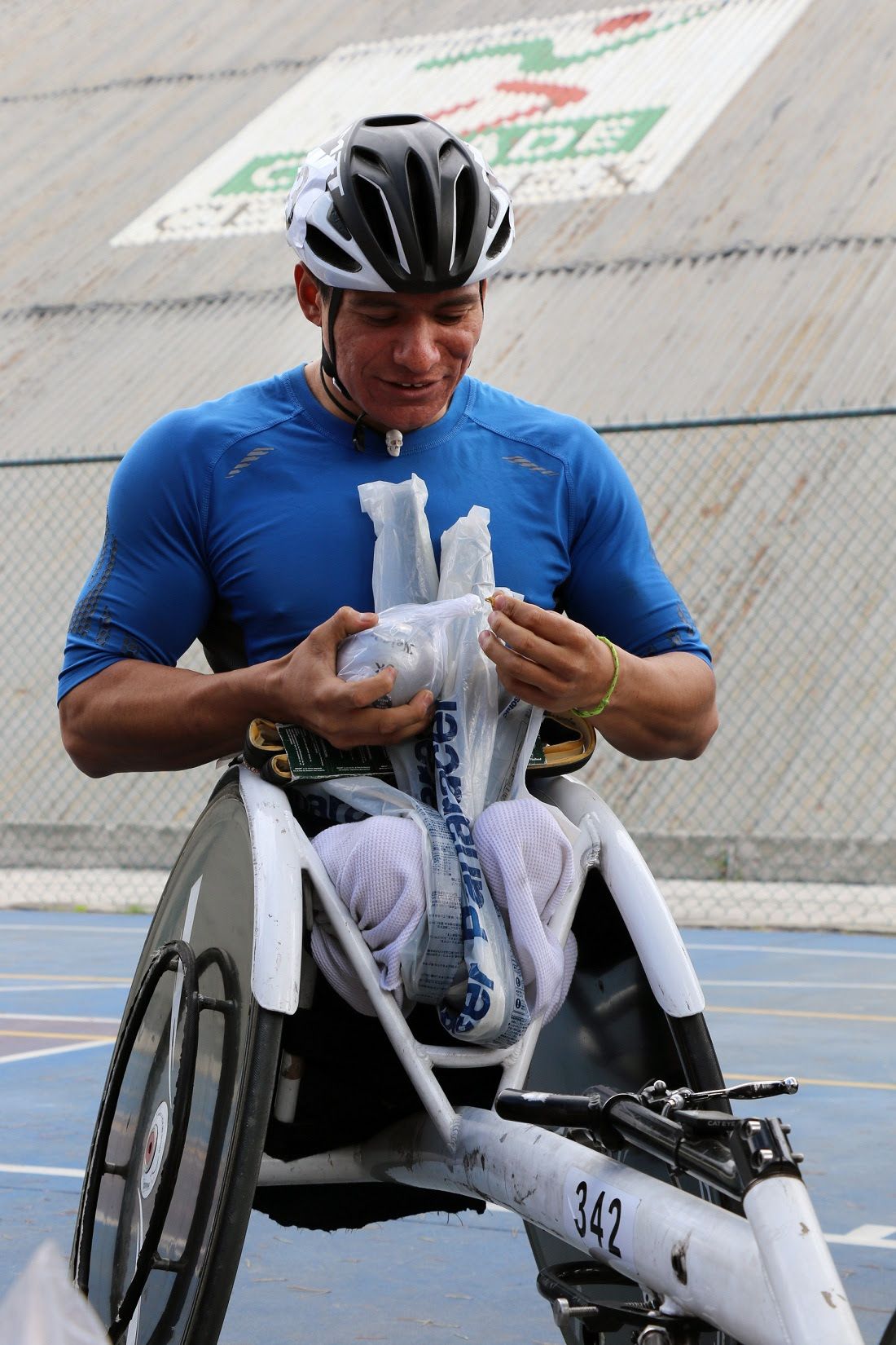 Apoyan con material a atletas sobre silla de ruedas