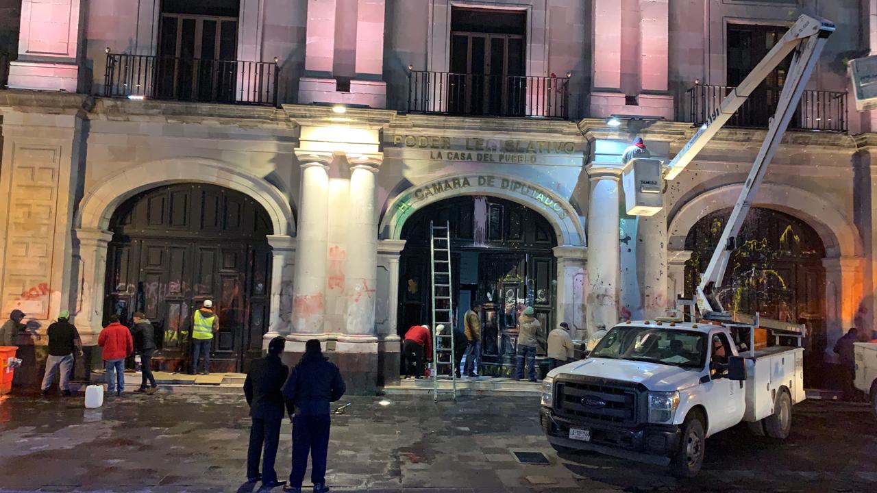 Personal de Servicios Públicos de Toluca limpia fachada de la Cámara de Diputados