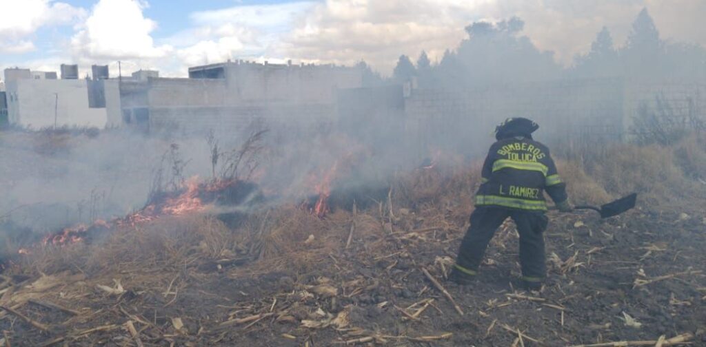 Sofocan Bomberos de Toluca 137 incendios en pastizales