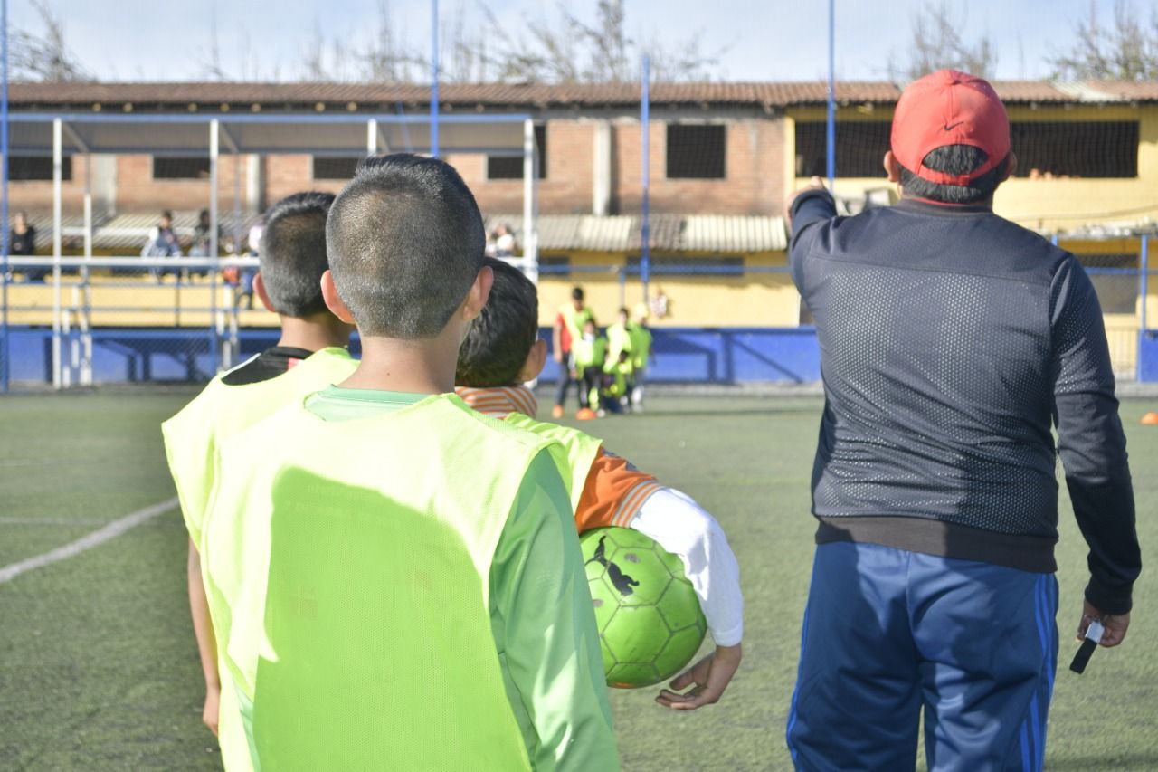 Catedráticos cumplen su sueño de impartir clases de fútbol a pequeños