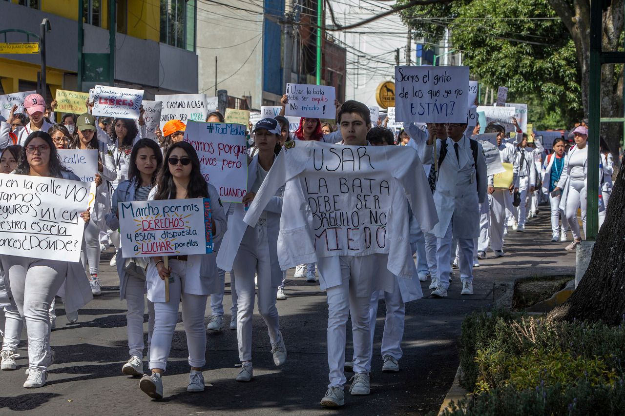 Estudiantes de medicina exigen seguridad y justicia, entregan pliego petitorio en rectoría