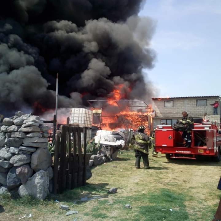 Sofocan bomberos incendio cerca del Aeropuerto de Toluca