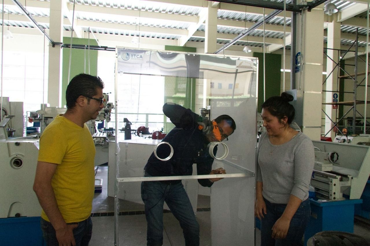 Egresados de UAEM fabrican cabinas de prueba COVID-19 para donar a clínicas