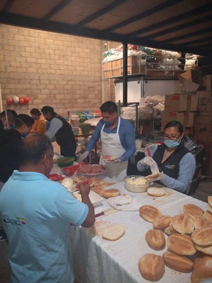 Dan alimentos a familiares de pacientes internos en hospitales de Toluca