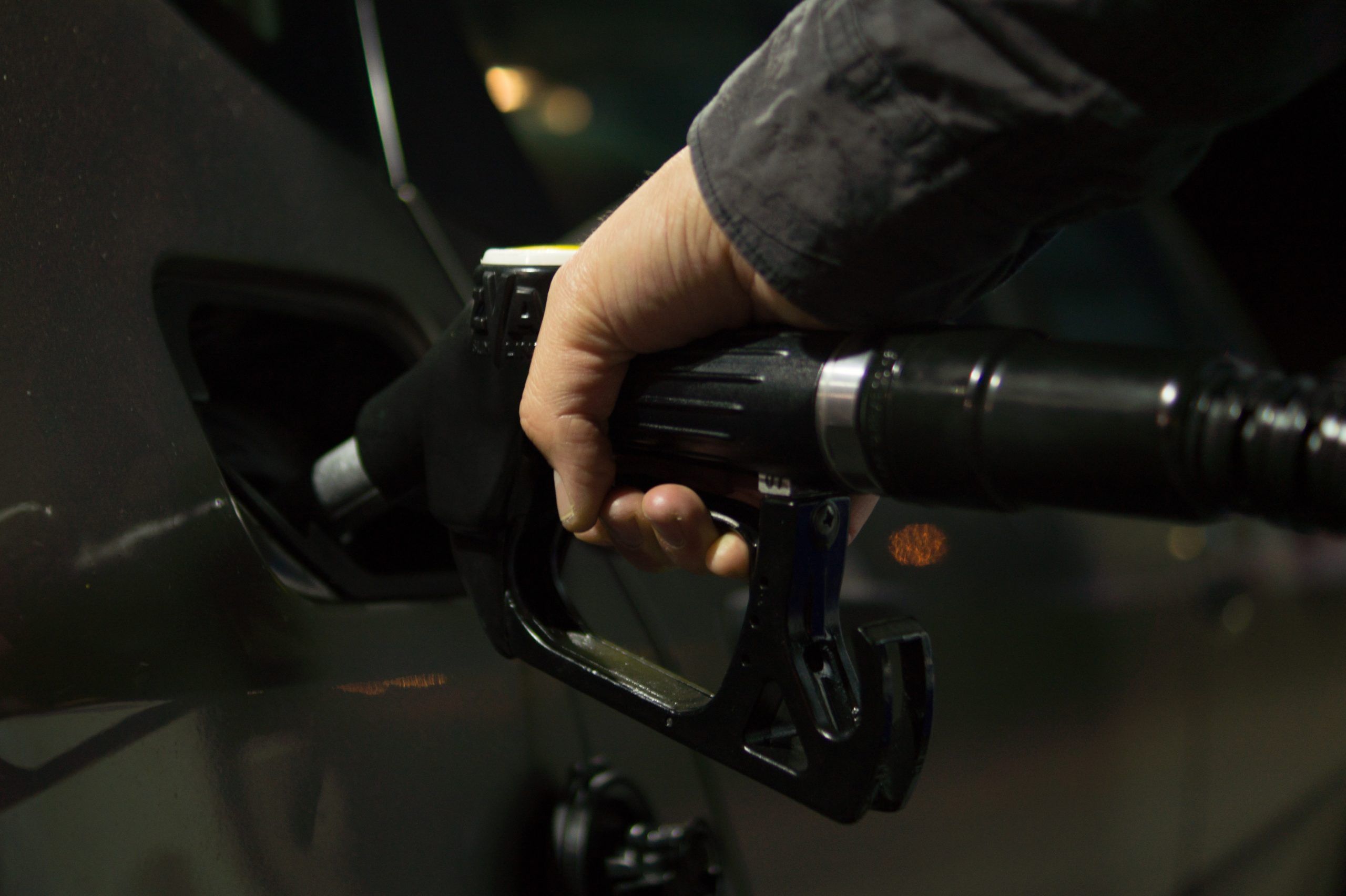 Baja demanda por cuarentena reduce venta de gasolinas