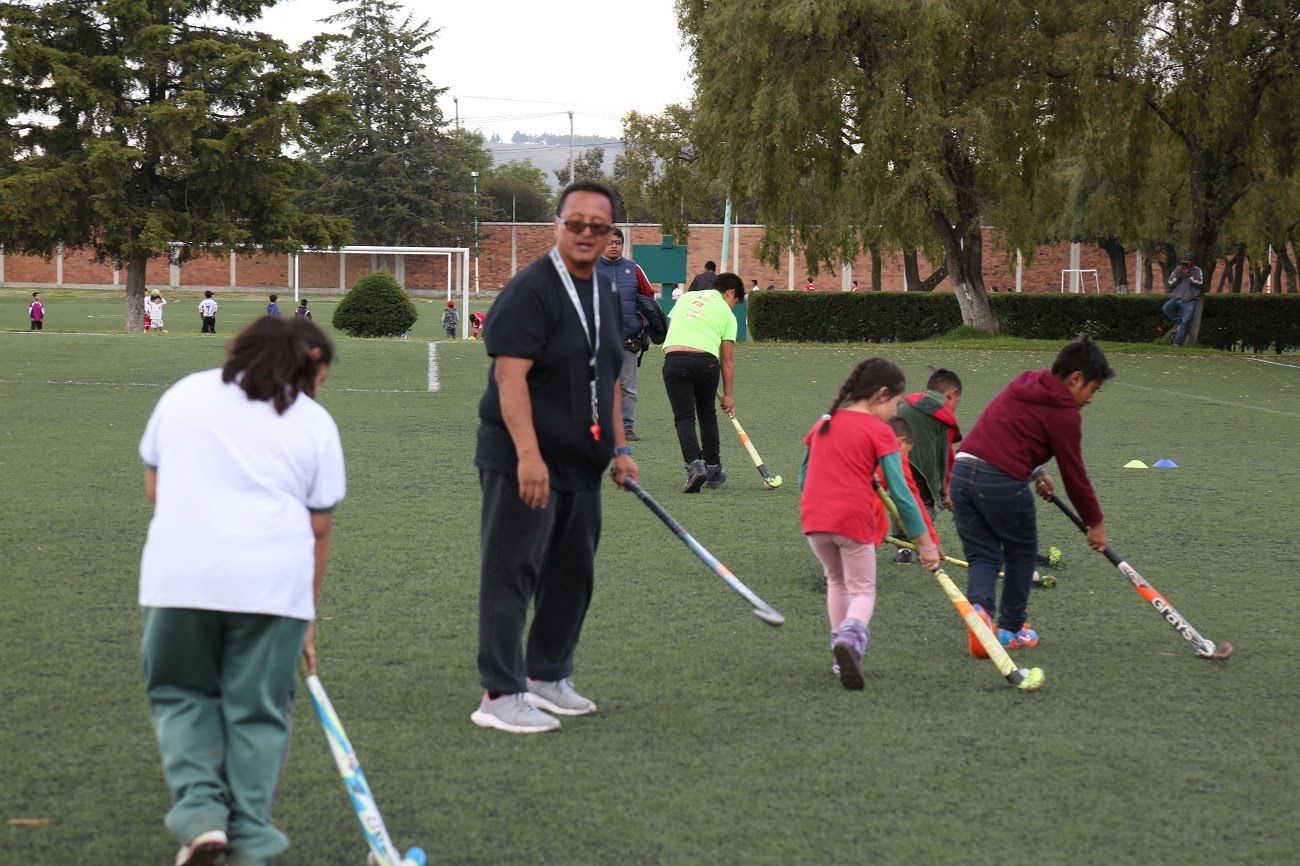 Hockey sobre pasto; excelente disciplina para niñas y niños