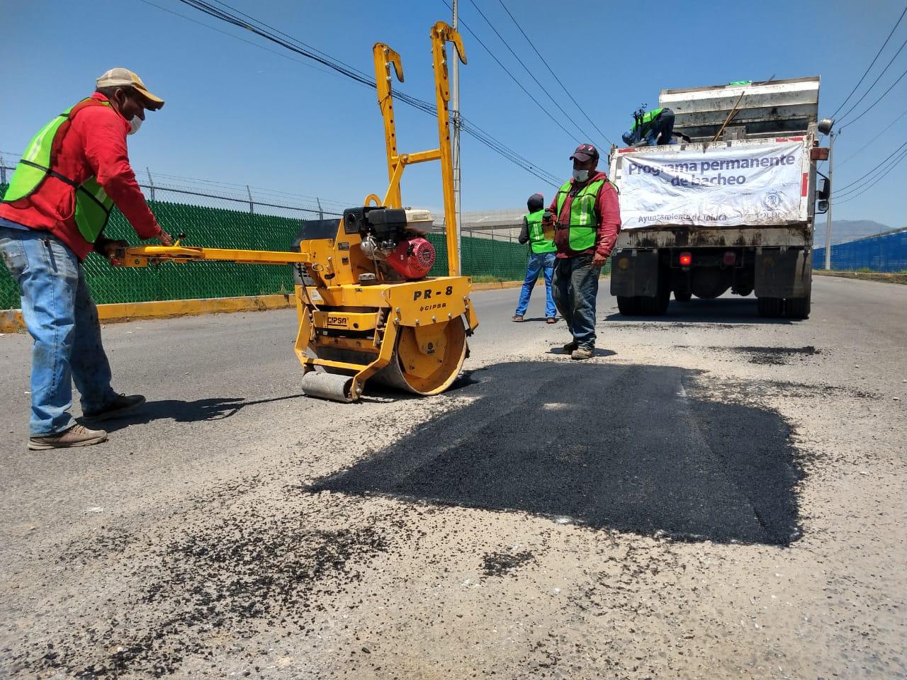 Toluca reanuda restauración de asfalto en calles de zona centro
