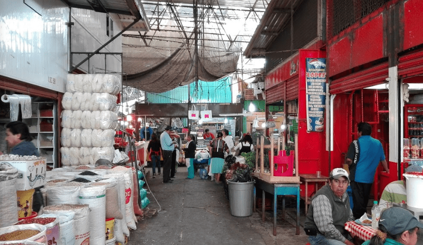 Locatarios de Central de Abastos de Toluca buscan revertir cobro por ingreso de autos