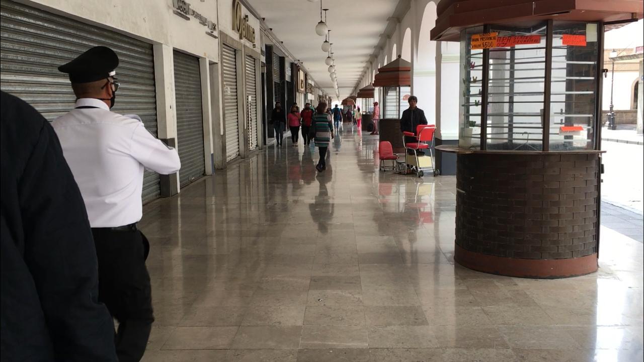 No respetan las normas sanitarias visitantes de los Portales de Toluca tras la reapertura