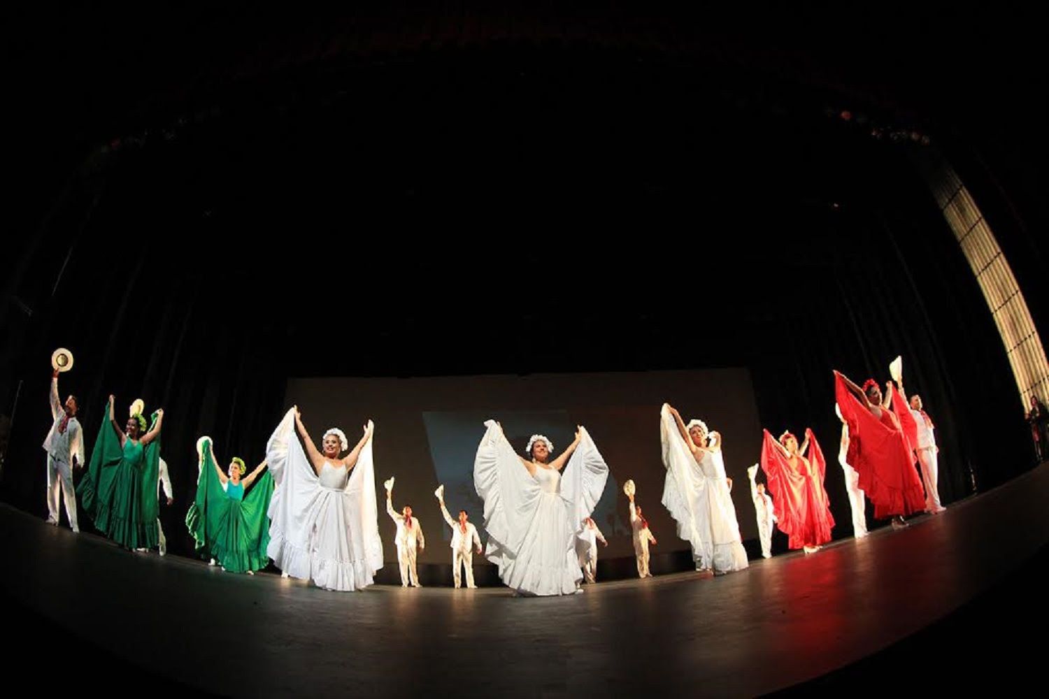 Bailarines del Ballet Folclórico del Estado de México imparten clases en línea