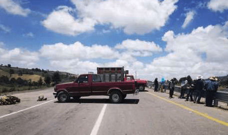 Manifestantes liberan carretera Tenango-Ixtapan tras diálogo con las autoridades