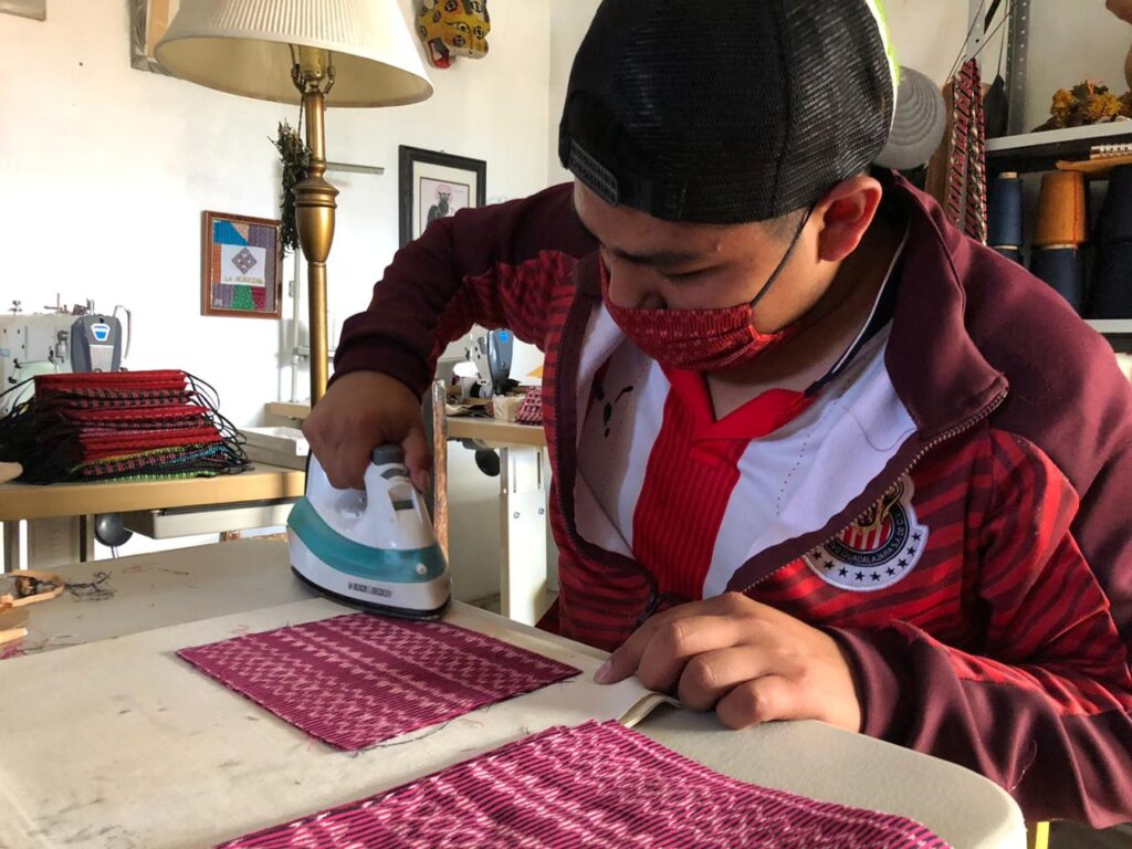 Artesanos de Calimaya y Tenancingo fabrican cubrebocas con lienzo de rebozo